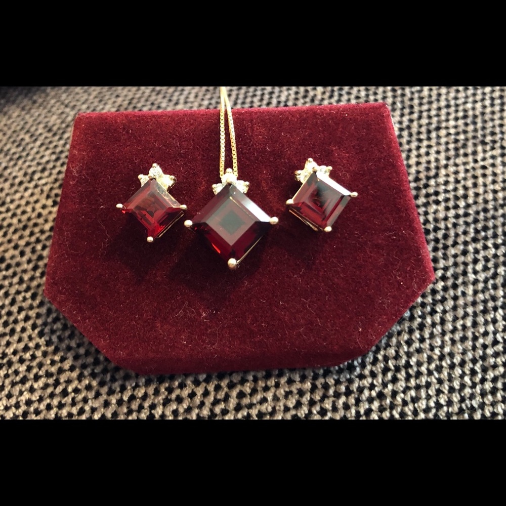Garnet and diamond set
